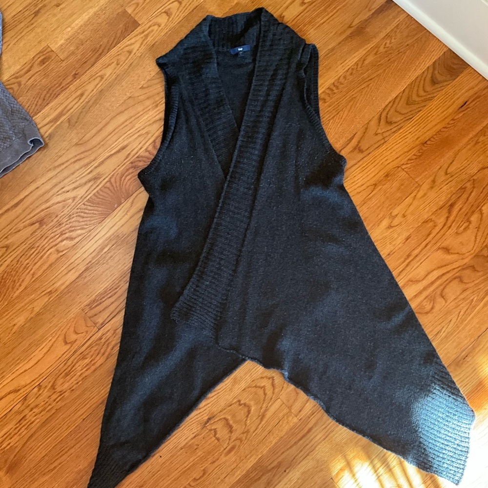 Size L GAP SWEATER VEST sleeveless angles hem duster